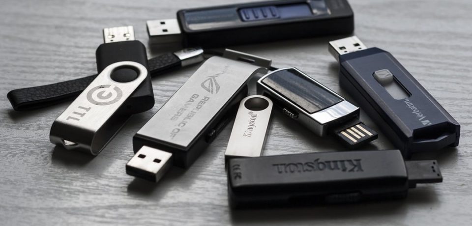 Colores en los USB: cómo reconocer si es USB 3.0, 2.0…